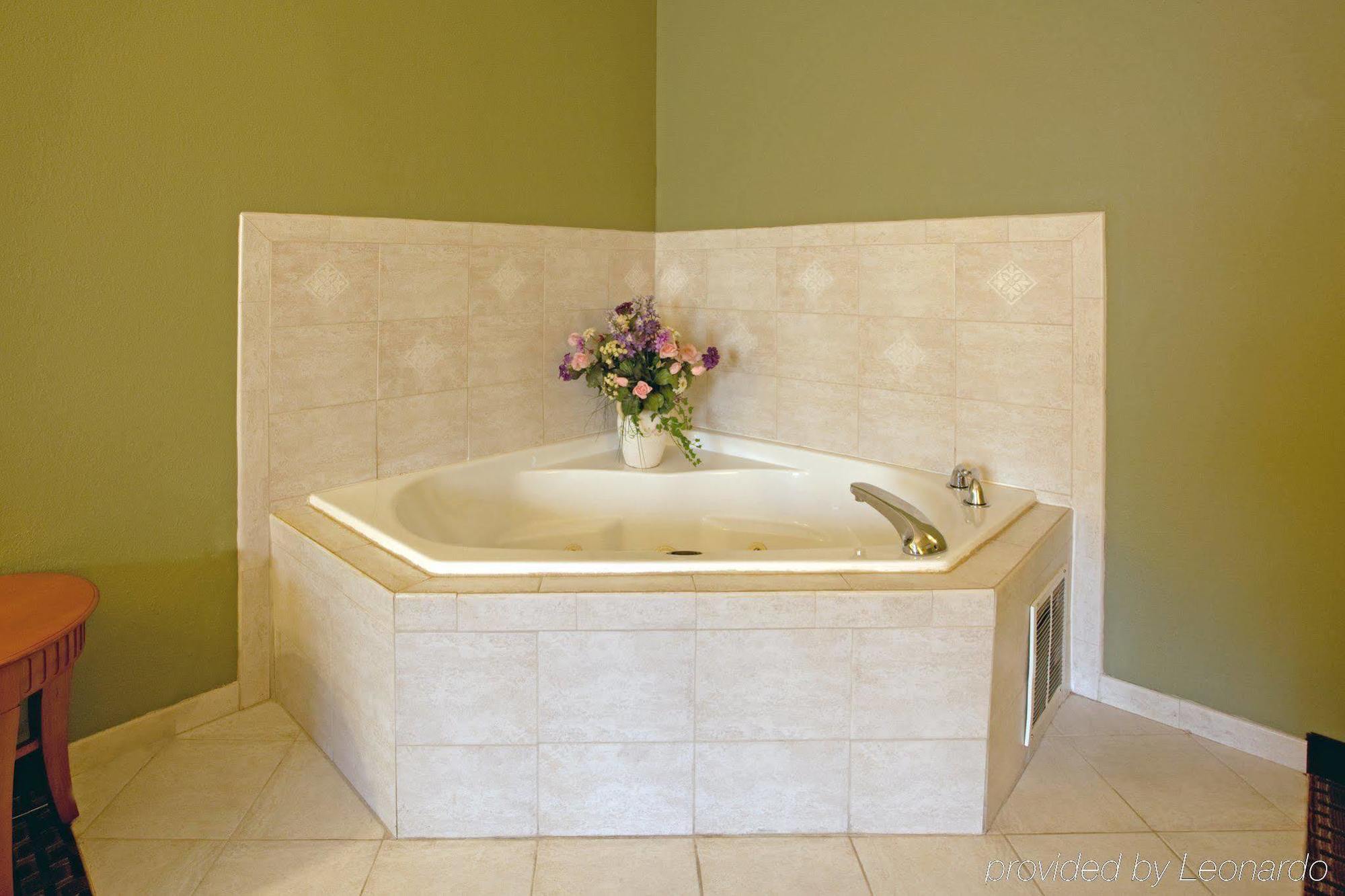 Holiday Inn Express & Suites Charlotte Arpt-Belmont By Ihg Chambre photo