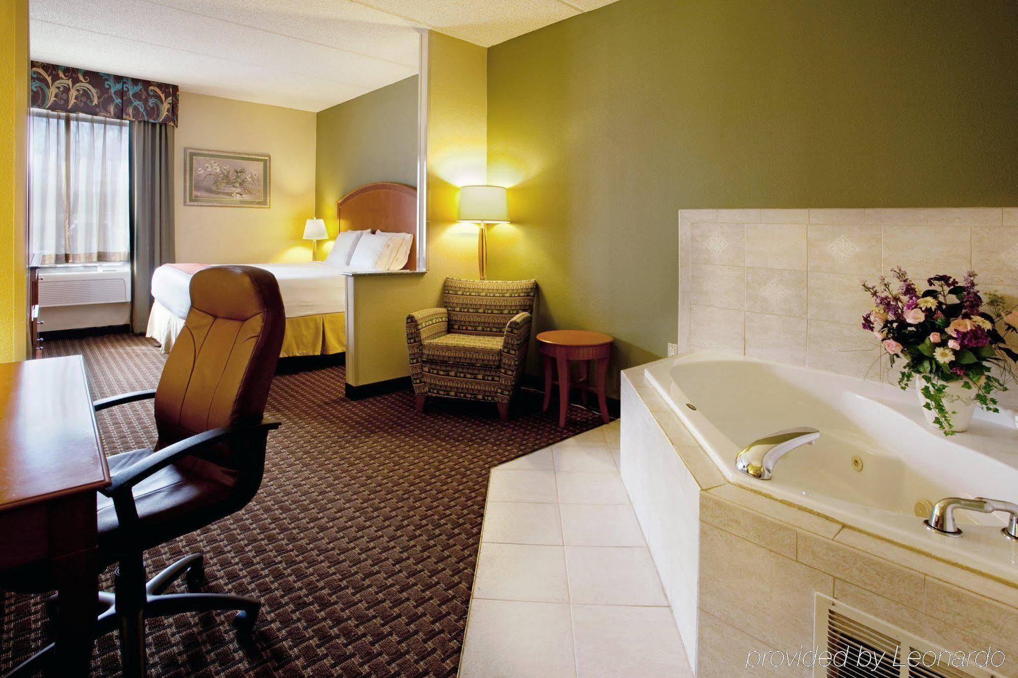 Holiday Inn Express & Suites Charlotte Arpt-Belmont By Ihg Chambre photo